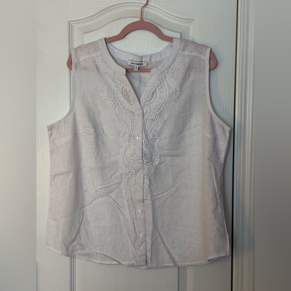 Emily Daniel’s White Sleeveless Blouse Sz XL